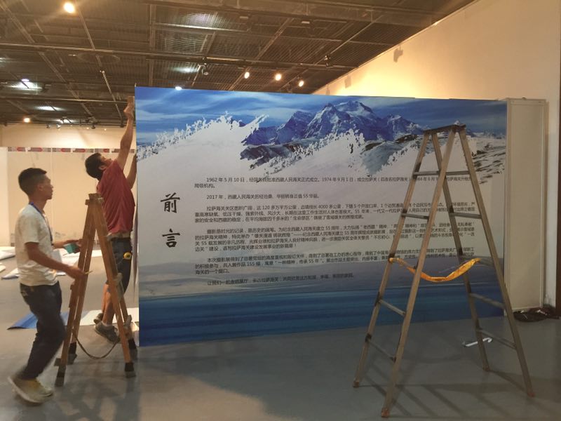 摄影展布展中