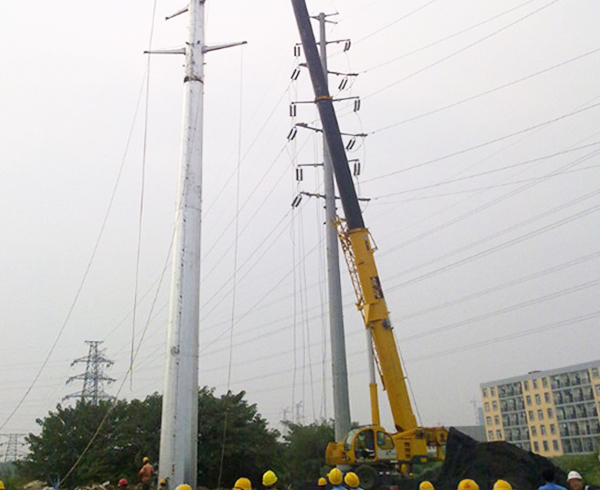 高压输电铁塔吊装