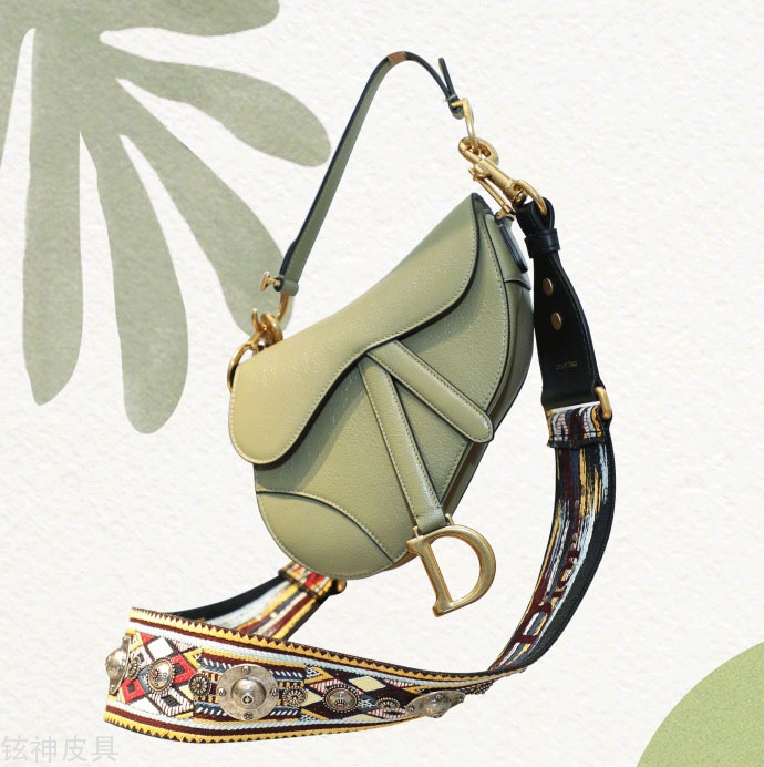 Dior全新推出抹茶绿色的马鞍包