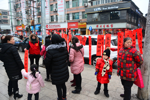 2018年龙水镇送春联活动图片6