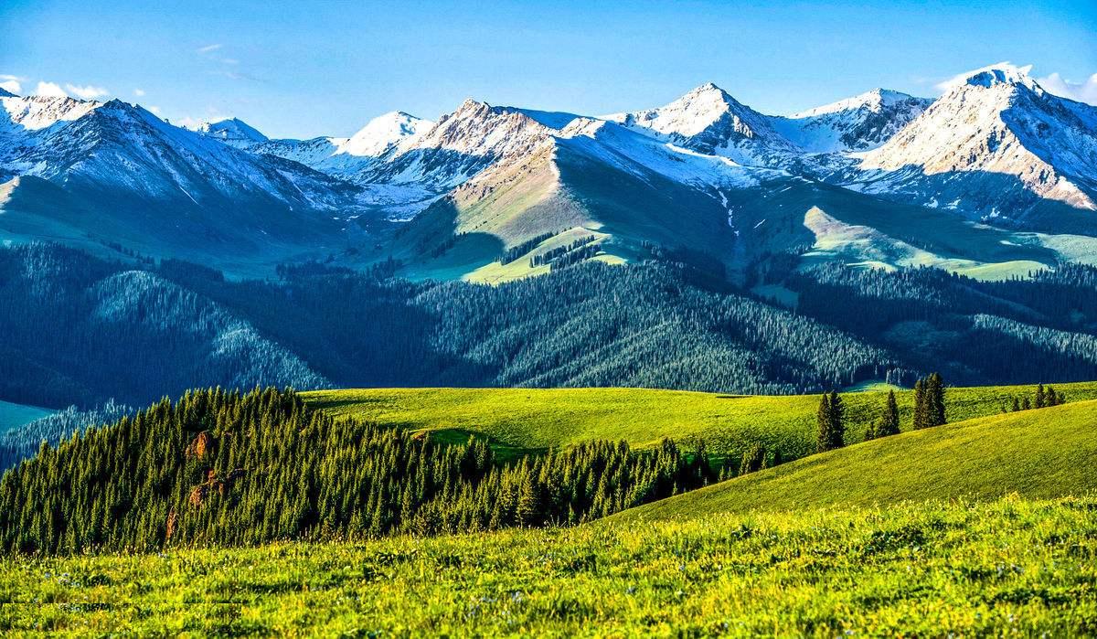 巨大山脉 横亘在广袤的土地中间 将一分为二 天山以南为南疆