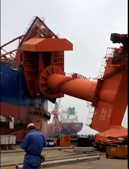 中国扬子鑫福船厂（泰兴）一门机行车吊车倾覆倒塌，有人员受伤