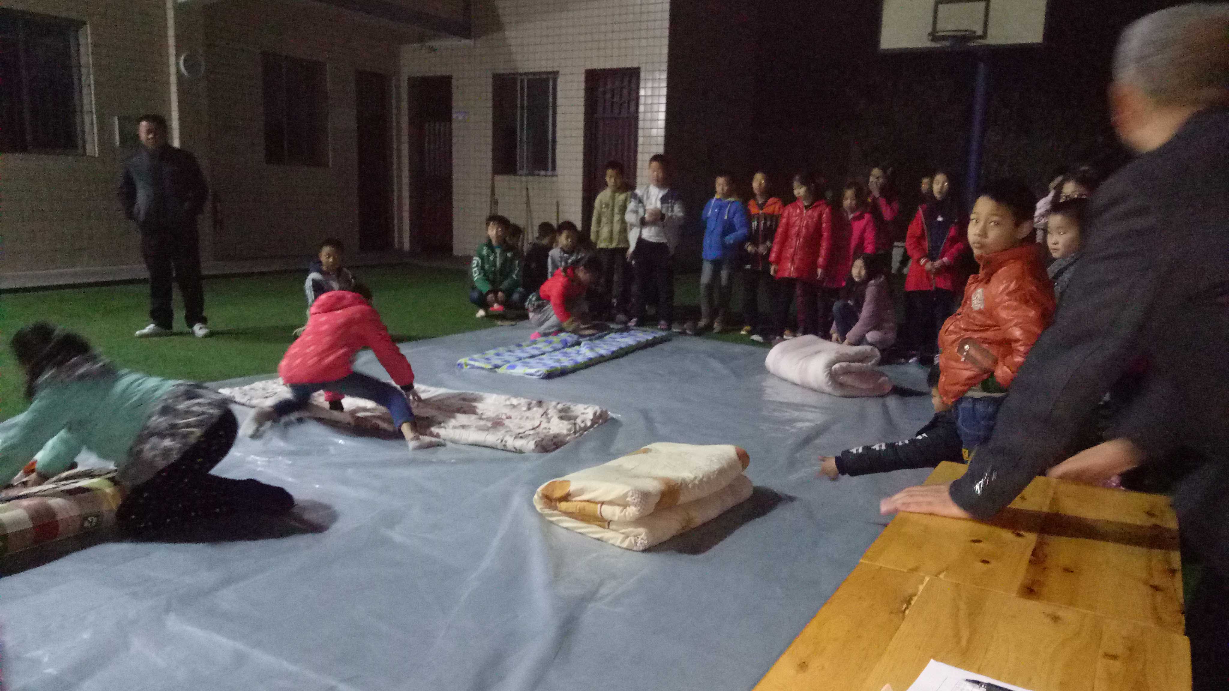 开学第一天学习叠被子开学第一天学习叠被子