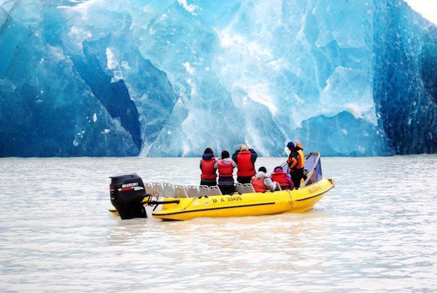 坐船游冰川