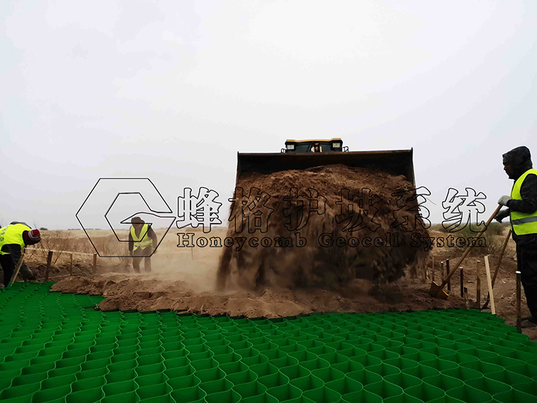 沙漠软基承载道路工程实验段开工