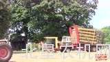 早期农机具收获干草视频