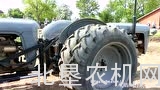麦赛福格森FE-35拖拉机进行犁地作业