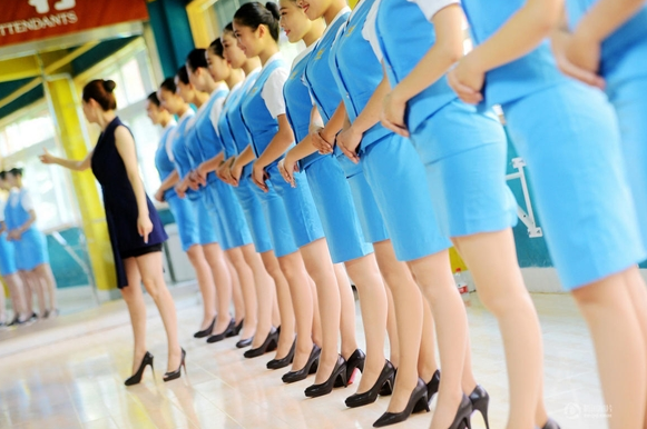 00后美女学生苦练备战空乘艺考