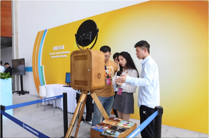 2024服贸会 | AI科技感拉满、办公环境再提升 2024年服贸会新闻中心亮点纷呈