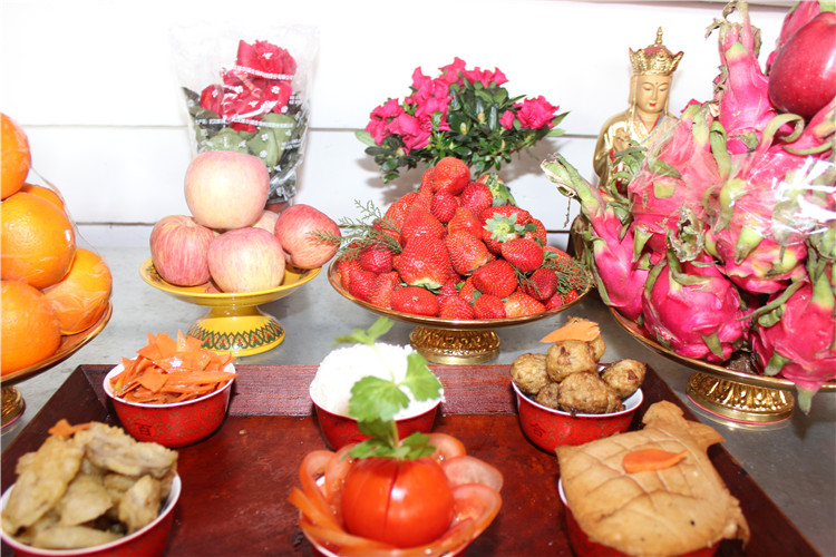 团年饭开始之前由古灵泉寺方丈坚光法师主法领众"上大供,礼诸佛,戒