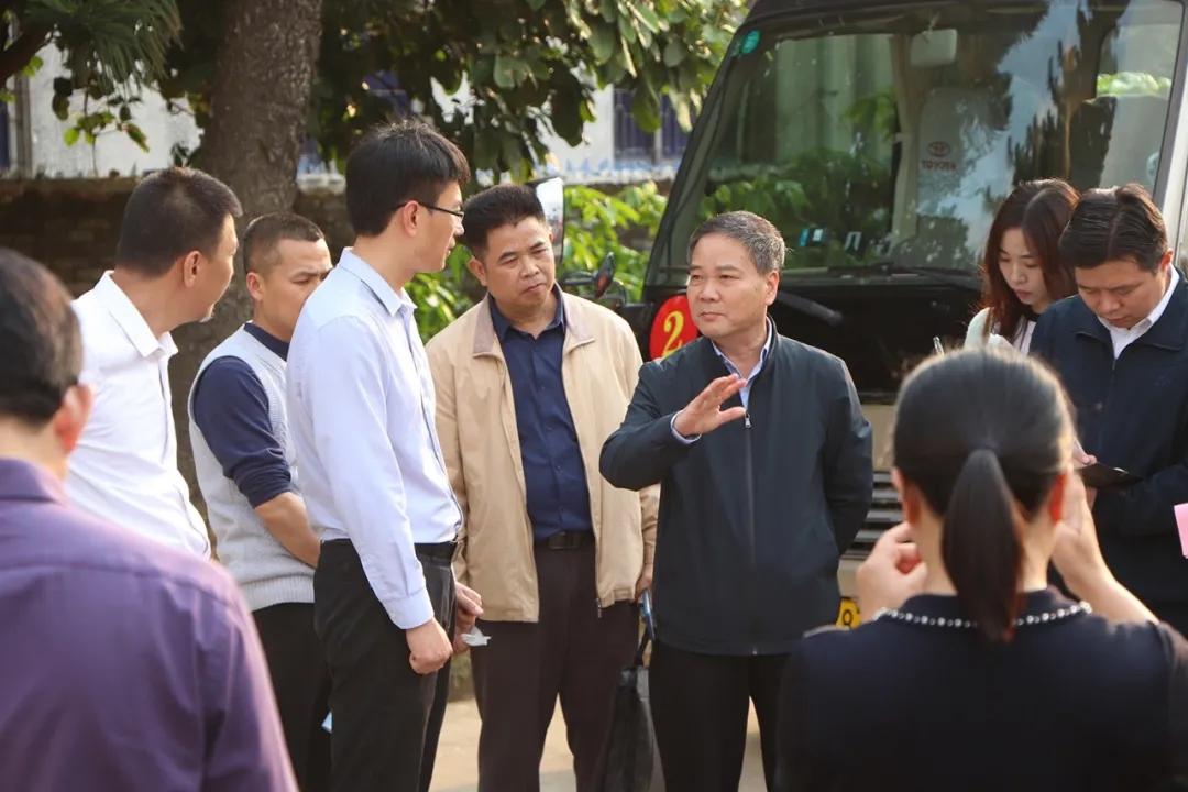 自治区政协副主席黄洲到2020白菜网址送彩金大全有限公司进行调研工作