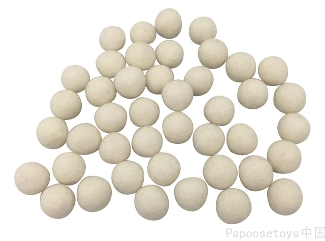 White Pompoms 1.5cm.jpg