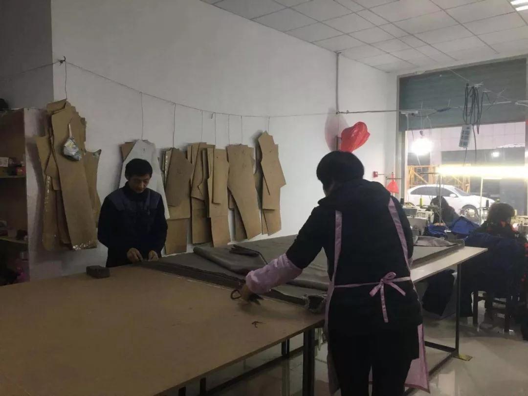 公司动态我司滕州服装厂欢迎新老客户咨询砸单
